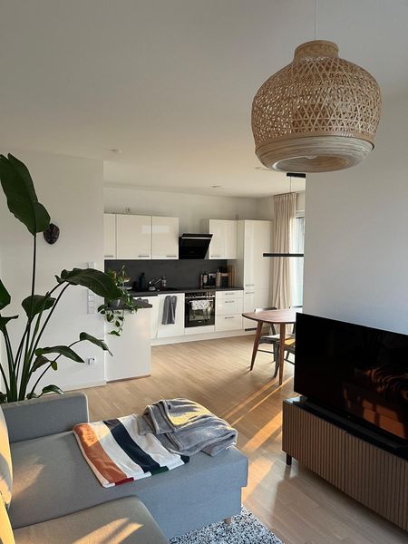 Moderne Wohnung mit drei Zimmern sowie Balkon und EBK in Frankfurt-Riedberg